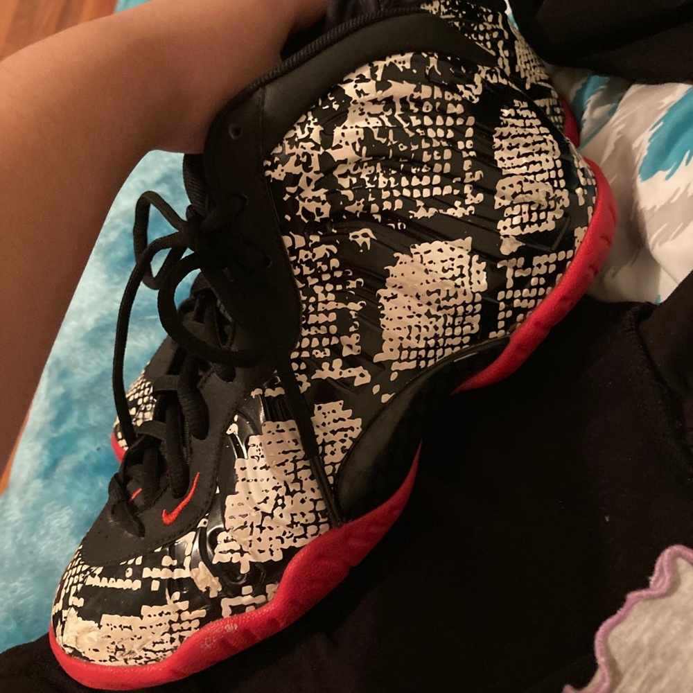 Snakeskin foam posits